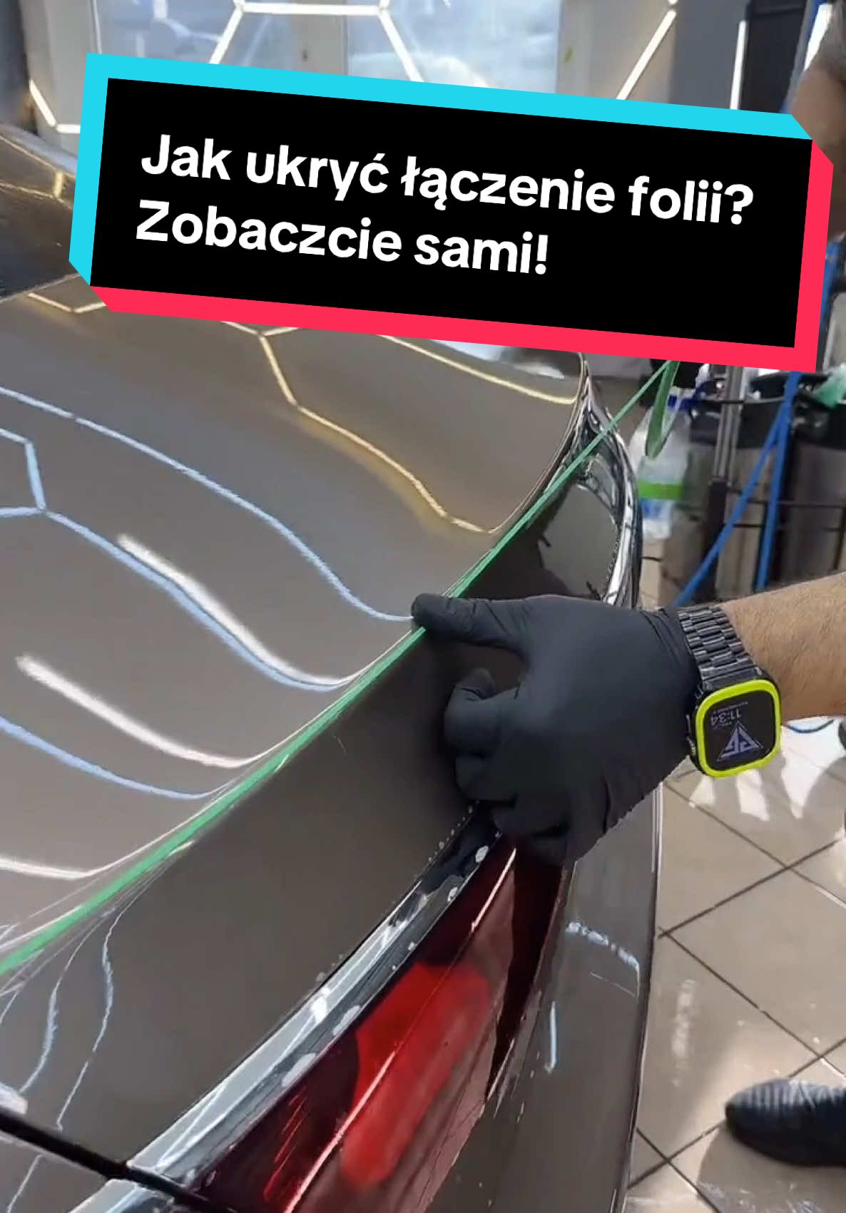 Jak ukryć łączenie folii? Zobaczcie sami! Okleiliśmy klapę Mercedesa folią PPF, ale nie zauważyliśmy, że składa się z dwóch części. Zamówiliśmy wykrojnik, ale mogliśmy zrobić to w jednym kawałku. Połączyliśmy folię tak, że prawie nie widać łączenia! Ta bezbarwna folia chroni lakier na lata, a dzięki właściwościom samoregeneracyjnym drobne rysy znikają same. Sprawdźcie efekt! #PolonezGarage #Wrapping #Detailing #Mercedes #OchronaLakieru #FoliaPPF #BezbarwnaOchrona #Samoregeneracja #AutoDetailing #MercedesBenz #OklejanieSamochodów
