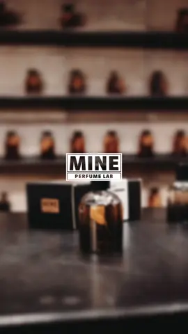 We also focus on the smallest details, such as our caps, which are all different from each other thanks to the infusion of mother-of-pearl, each characterized by the MINE logo.