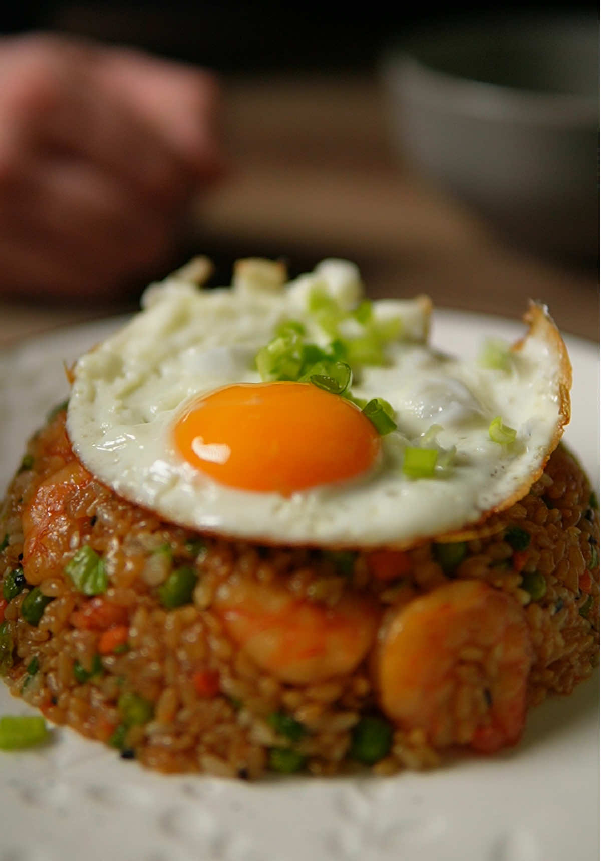 АЗИАТСКИЙ ЖАРЕНЫЙ РИС⬇️ Ингредиенты: ◇ лук репчатый - 50 гр ◇ морковь - 50 гр ◇ зеленый горошек - 50 гр ◇ чеснок - 2 зубчика ◇ креветки - 150 гр ◇ рис - 100 гр ◇ соевый соус - 40 гр ◇ кунжут, зеленый лук ◇ чеснок - 4 зубчика  Приготовление: 1. Рис промываем несколько раз пока вода не станет прозрачной, в мультиварку засыпаем 1:1 рис и варим 20 минут на функций «рис,крупы».  2. На подсолнечном масле обжариваем очищенные креветки пару минут, добавляем нарезные овощи, зеленый горошек и чеснок, обжариваем 5 минут.  3. Добавляем отварной рис, соевый соус, готовим пару минут.  4. Добавляем кунжут, нарезанный зеленый лук и перемешиваем. Подаем с яйцом сверху.  #рецепт #жареныйрис #идеядляужина