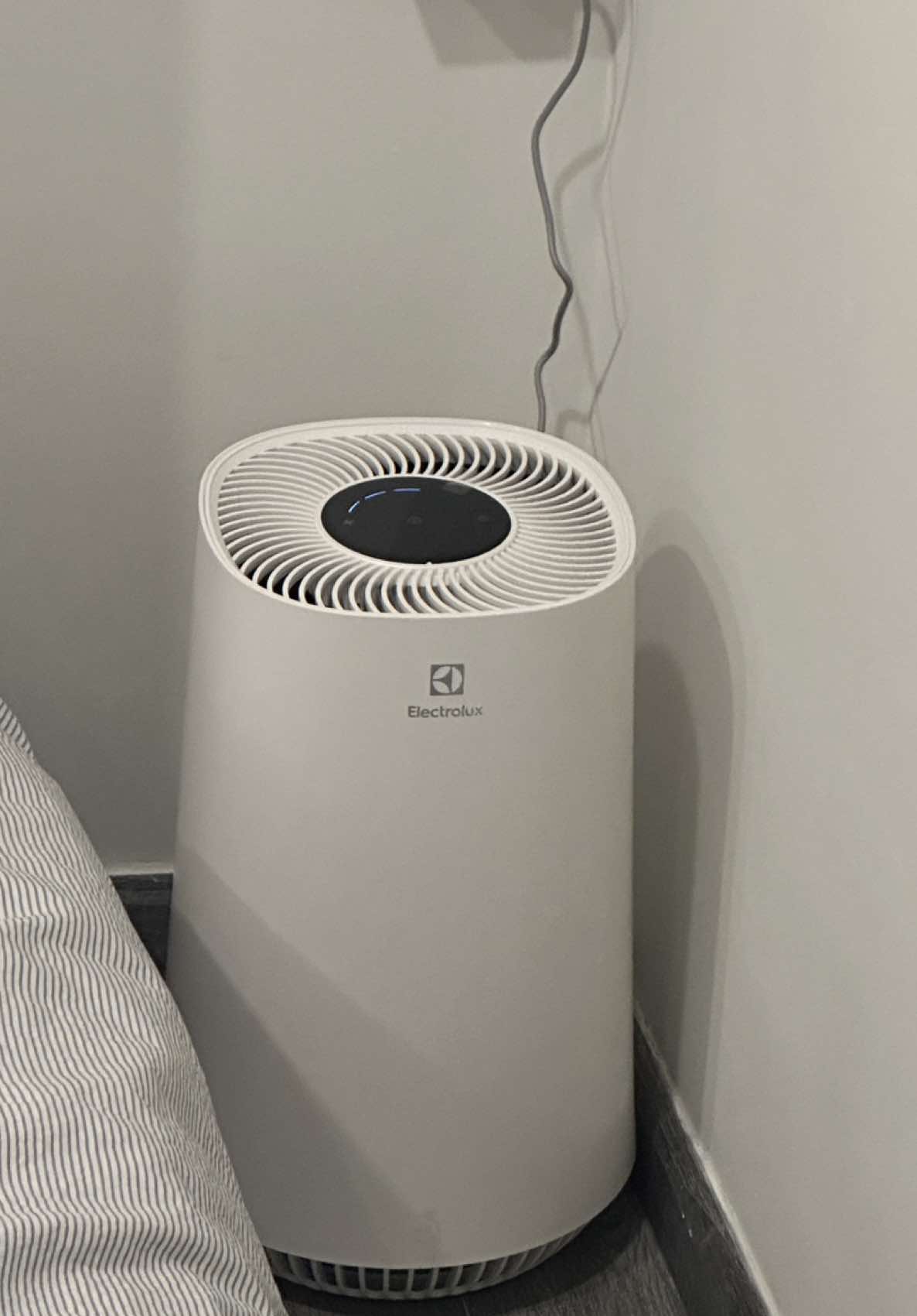 🛋️🫧💨✨  #Unboxing #เครื่องฟอกอากาศ #Electrolux รุ่นFA31-200WT ขนาด 26 ตรม. CADR 203 ลูกบาศก์เมตร/ชั่วโมง (JEM1467) ใช้งานผ่านระบบสัมผัส โปรแกรม Sleep mode ไฟแจ้งเตือนเปลี่ยนแผ่นกรอง ประสิทธิภาพการกรอง 4 ขั้นตอน (Pre, Anti-bacterial HEPA, #HEPA13, Activated Carbon) ปรับความแรงพัดลมได้ 3 ระดับ ชุดกรองอากาศแนวตั้ง กรองได้ 360 องศา