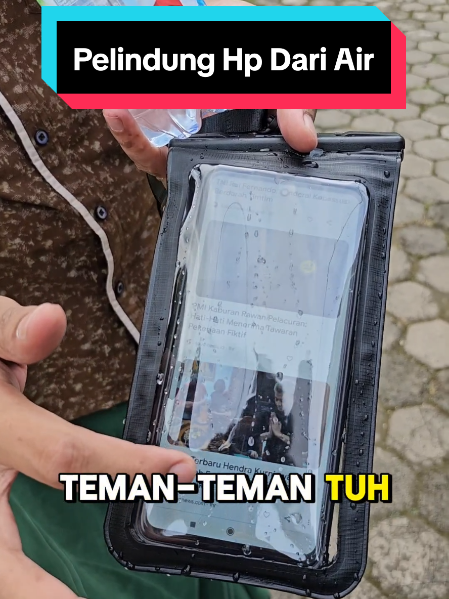 Pelindung Hp dari air hujan. Hp jadi aman walaupun kena air. #pelindunghp #pelindunghpdariair #hpbasah 