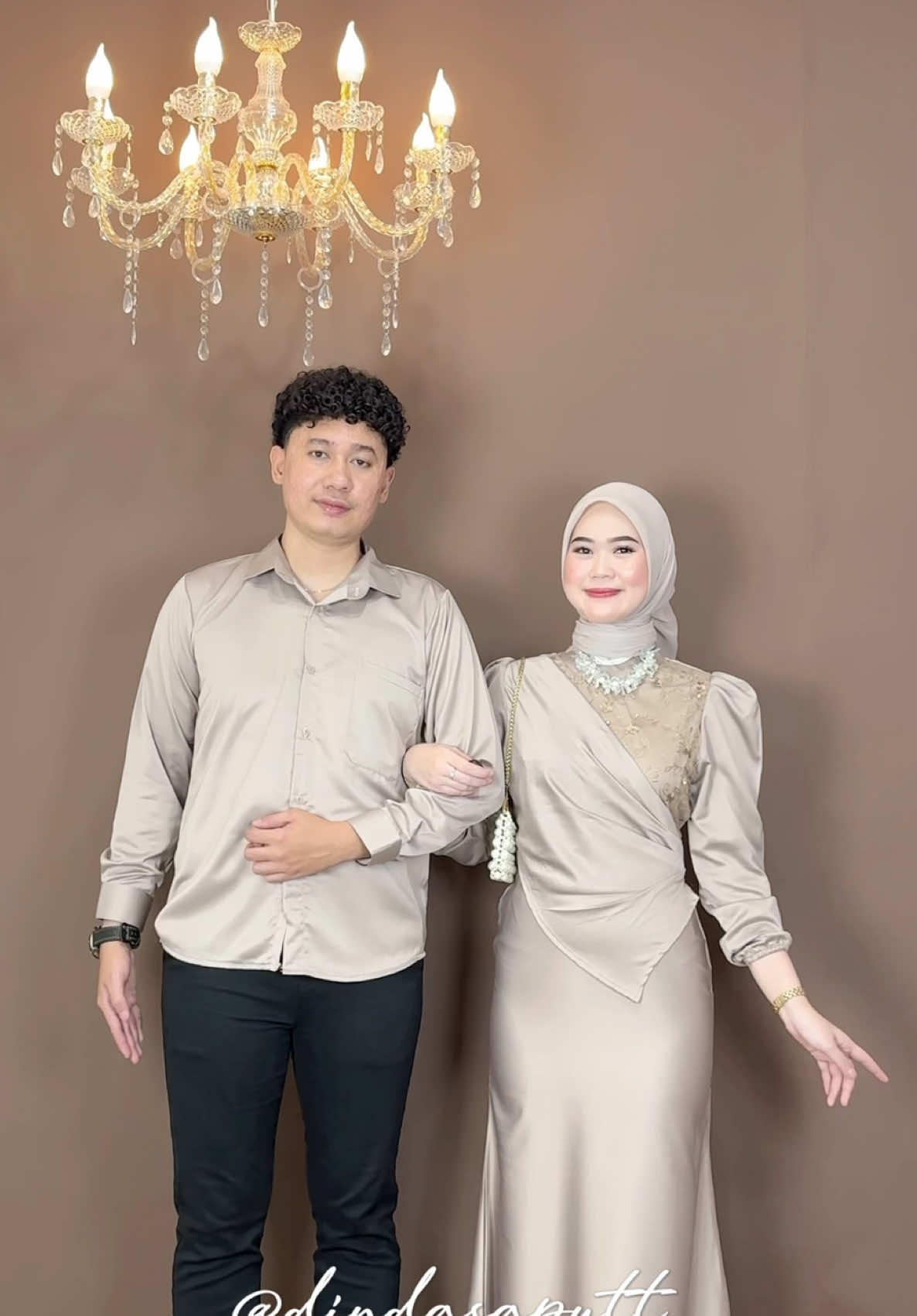 Outfit lebaran couple elegan dan keren  #couplekondangan #sarimbitlebaran #sarimbitkondangan #yearbook #promnight #prewedding 