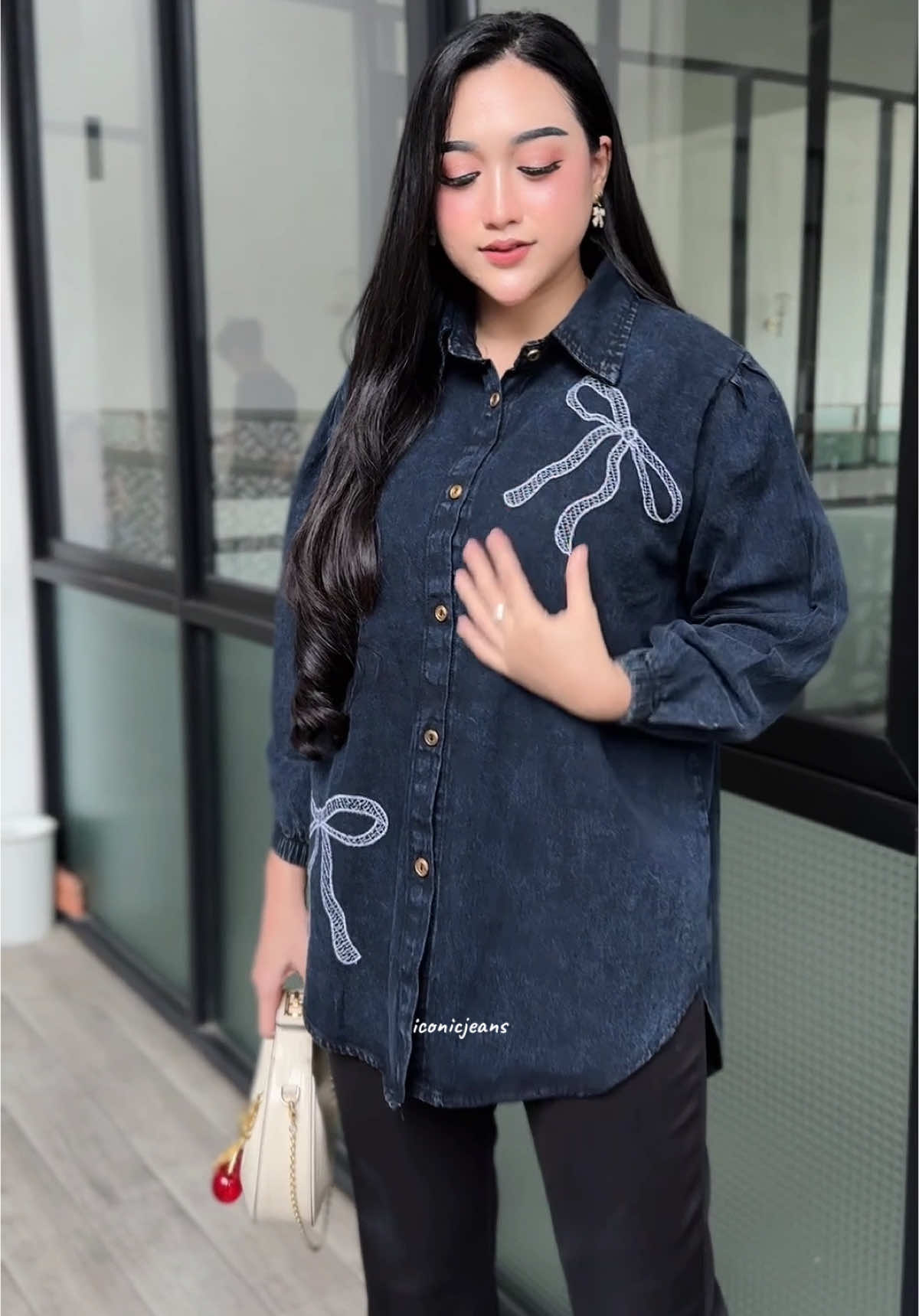 Kemeja jeans terrbaruuuuu #kemejajeans #kemejadenim #kemejajeanswanita #oneset 