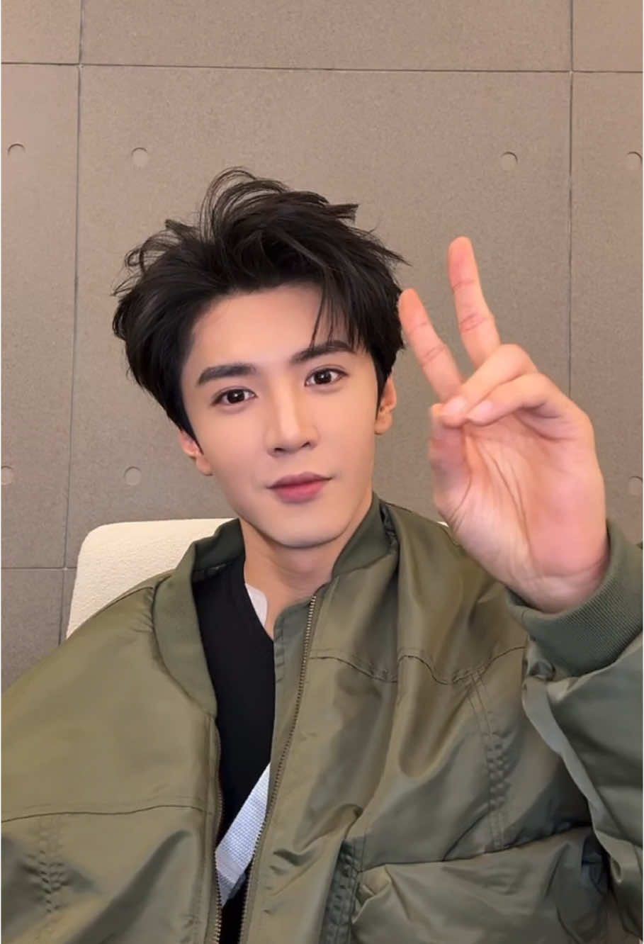 ยังหล่อเหมือนเดิม น้องเริ่มไลฟ์แล้วนะไปให้กำลังใจน้องกันค่ะ #เฉินเจ๋อหย่วน #陈哲远chenzheyuan 