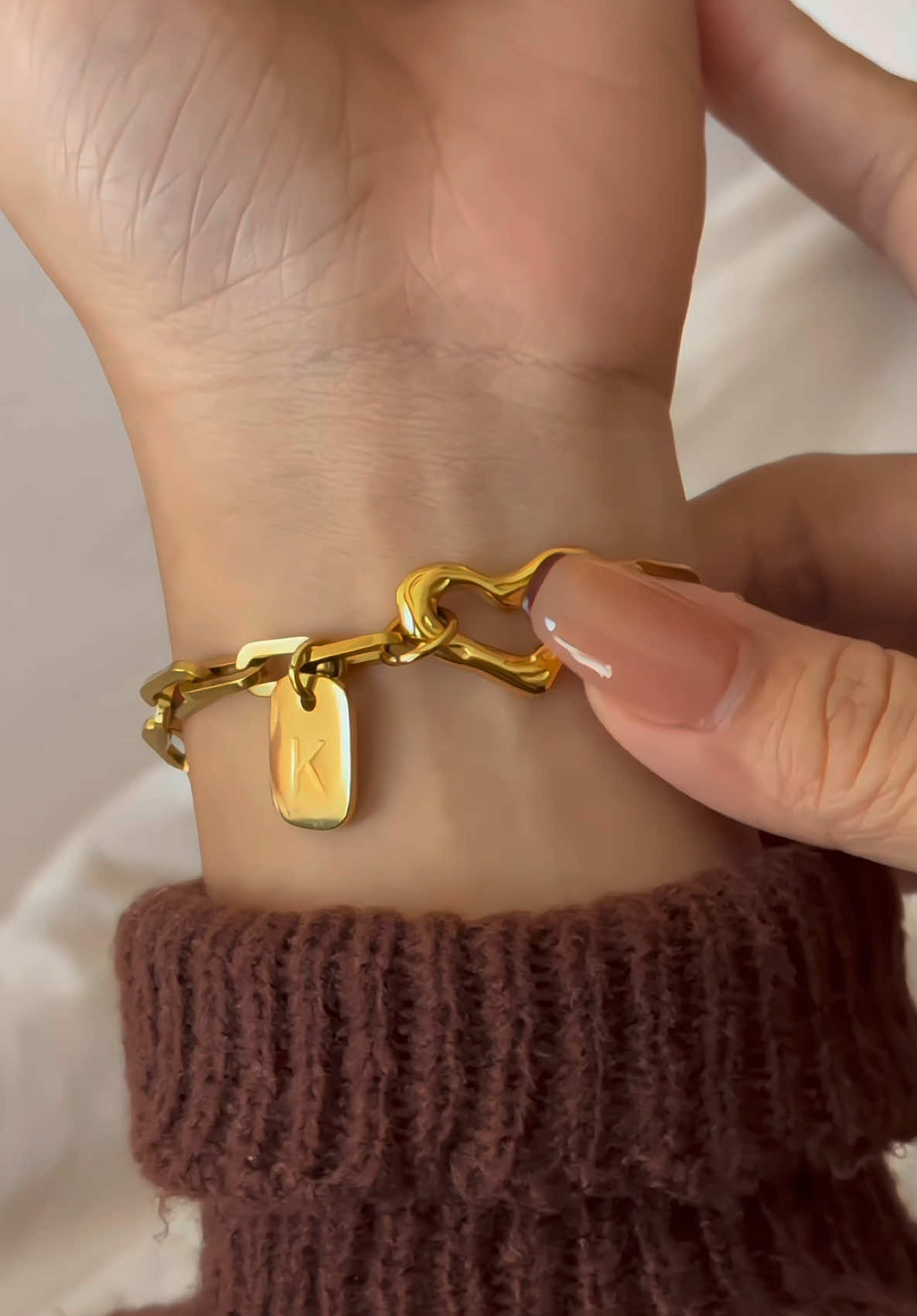 my bracelet with his initial on it ♥️💫 #bracelet #initialbracelet #braceletideas #braceletstacks #letter #jewelry #gold #fyp #trending #viral 