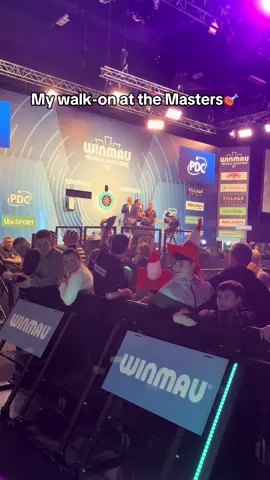 Handbag on, no shoes, hairbrush in hand😂 #darts #fyp @Winmau 