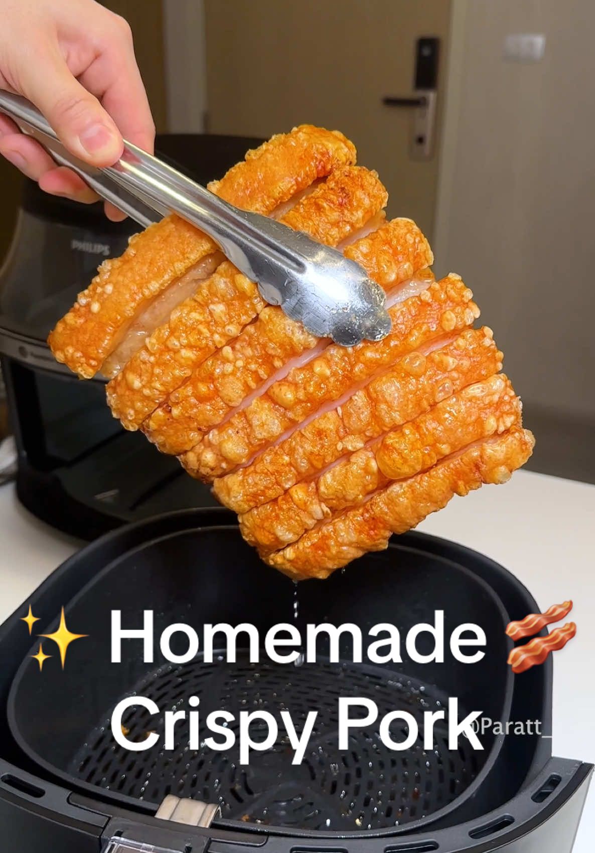 “Homemade Crispy Pork” หมูกรอบจากหม้อทอดไร้น้ำมันฟิลิปส์รุ่นใหม่ NA331 ฉบับ กร้อบบบกรอบ มาแล้วครับ 🫡🥓✨ สนใจกดที่ตะกร้าเลย!​ #เมนูไม่ตกเทรนด์มองเห็นทุกความอร่อย #หลากหลายความอร่อยที่มองเห็นได้ #เมนูโดนใจทำง่ายกับฟิลิปส์  #ห้องครัวtiktok #tiktokพากิน #เมนูดังtiktok #หมูกรอบ #ของกินอร่อย 