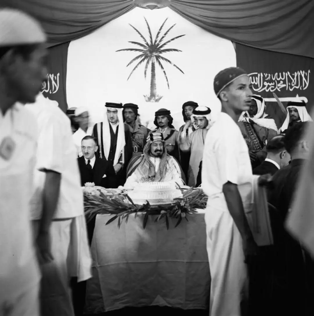 زيارة الملك عبدالعزيز لأرامكو عام 1947م، كانت زيارة تاريخية و وشهدت أكبر احتفال ترحيبي بتاريخ الشركة خاصة بعد عودة العائلات للظهران بعد انتهاء الحرب العالمية الثانية. #saudi #aramco #saudiarabia 