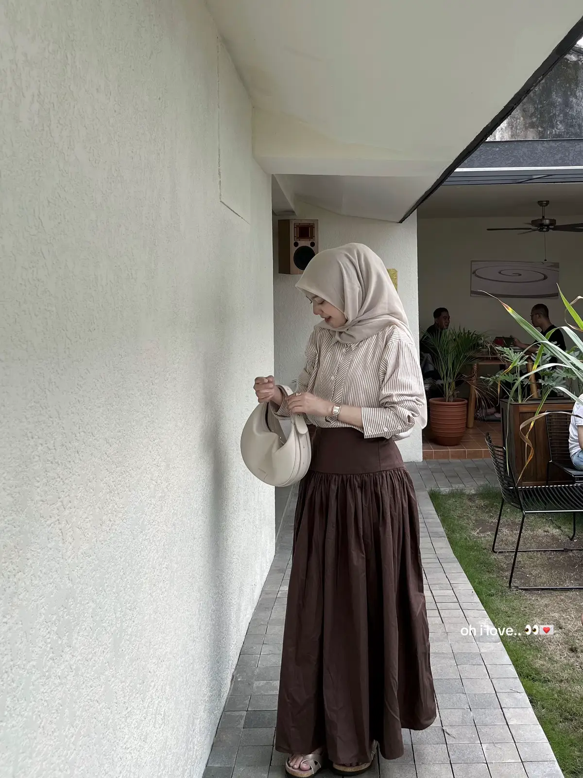 love today’s fit! 👀🤎 link bio no 124 & 125 : ) #outfitideas #OOTD #blouse #hijaboutfit 
