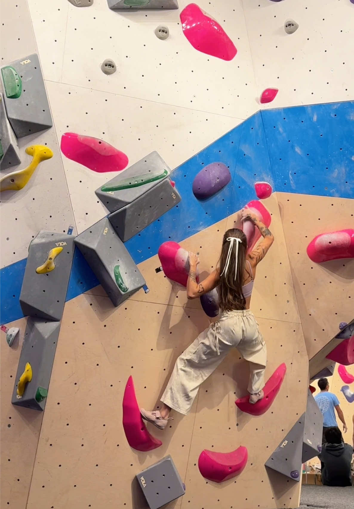 looking for a workout na para ka lang naglalaro??? girl, bouldering at @bhiveph is da way 💪🏼(*ᴗ͈ˬᴗ͈)ꕤ*💪🏼 🎫 use my promo code 