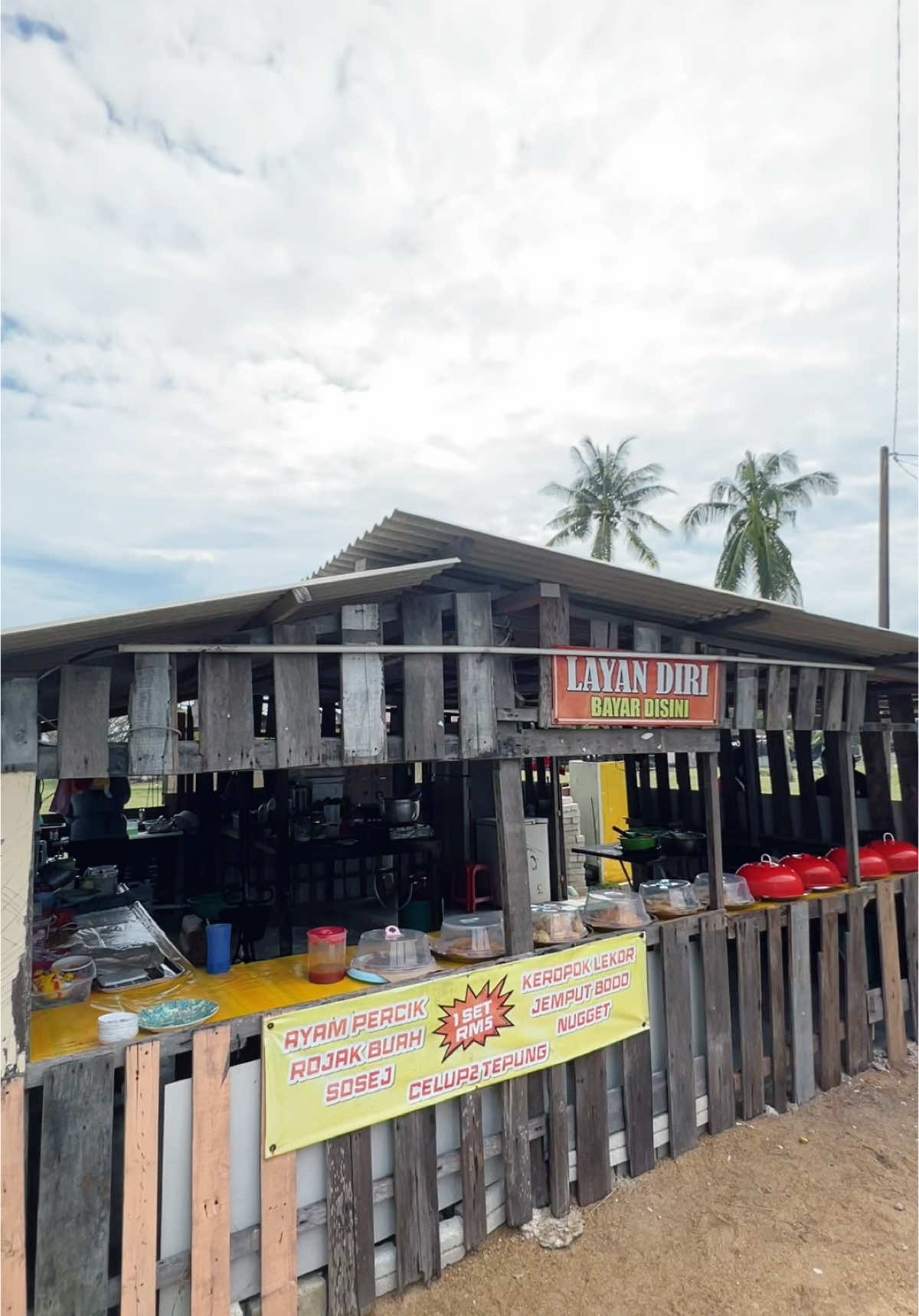 Murah betul makanan kat sini 🤩 Suasana kampung pulak memang besttt! 📍 Warung 5 Ringgit, Tanjung Gosong, Pekan, Pahang ⏰ 11 pagi - 11 malam (tutup Isnin) ✍🏼 Video ini sumbangan promosi dari Kerajaan Negeri Pahang #ilovepahang #pahang #pekangpahang #pekanbandardiraja #tanjunggosong #tanjungselangorpekanpahang #warung5ringgittanjunggosong #makanmurah #minumpagi #minumpetang #makansedappahang #makansedappekanpahang #MakanLokal #pahang1st #majuteruspahang #fyp #fypシ #fypage 