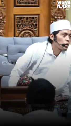 Gus Iqdam: Sukses berawal dari hinaan mengubah hinaan menjadi bahan bakar kesuksesan:  * Introspeksi Diri: Tanyakan pada diri sendiri, apakah hinaan tersebut benar? Jika ada benarnya, maka jadikan hinaan tersebut sebagai bahan evaluasi untuk memperbaiki diri.  * Fokus pada Tujuan: Jangan biarkan hinaan mengganggu fokus Anda untuk mencapai tujuan. Jadikan hinaan sebagai pendorong untuk membuktikan bahwa Anda bisa meraih kesuksesan.  * Berkembang: Teruslah belajar dan mengembangkan diri. Tunjukkan bahwa Anda tidak seperti yang mereka hina.  * Tanggapi dengan Positif: Jangan biarkan hinaan membuat Anda marah atau putus asa. Tanggapi hinaan dengan positif dan gunakan sebagai motivasi untuk menjadi lebih baik.  * Maafkan: Maafkan orang yang telah menghina Anda. Dengan memaafkan, Anda akan merasa lebih tenang dan bahagia. #santri #ceramahlucu #ngopi #pengajian #sholawat #nasehat #GusIqdam #MajelisSabiluTaubah  #Islam #Dakwah #Spiritualitas #Inspirasi #Motivasi #GusIqdamQuotes #KajianIslam #Tausiyah #HikmahKehidupan #RemajaMuslim #Muslimah #GenerasiMuda @sorotan