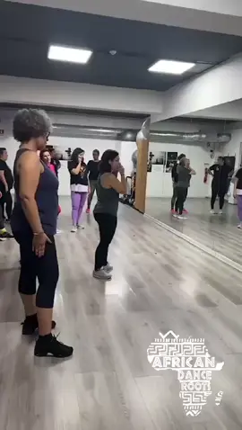 “Onde a dança abraça a Cultura e a Essência das nossas Raízes” Quando o instrutor se ausenta, por breves momentos da aula de African Dance Roots®, é assim... Alegria... Libertação total... Partilha... Dança todos os dias com a Família African Dance Roots®, partilha a alegria dos ritmos e a Essência da nossa Cultura e Raízes🌱 Instrutora @natacha__amaro  📌@danceinfitnessvanda - Corroios 📅Sexta feira, 19.30h ᗩᖴᖇIᑕᗩᑎ ᗪᗩᑎᑕᗴ ᖇOOTՏ®️ 🇵🇹🇸🇹🇯🇲🇨🇻🇬🇾🇲🇿🇬🇼🇦🇴🇧🇷 Dᴀɴᴄᴇ & Wᴏʀᴋᴏᴜᴛ  #AfricanDanceRoots #ADRoots #Workout #Cultura #Africa #africanmusic #danca#dancasaricanas #dancasurbanas #ritmosafricanos #africanbeats #afrobeats #dancehall #hiphop #kuduro #kizomba#afrohouse #culturaafricana#raízes #musicaafricana#madeinafricao@neusasantiagostp @Natacha Amaro 