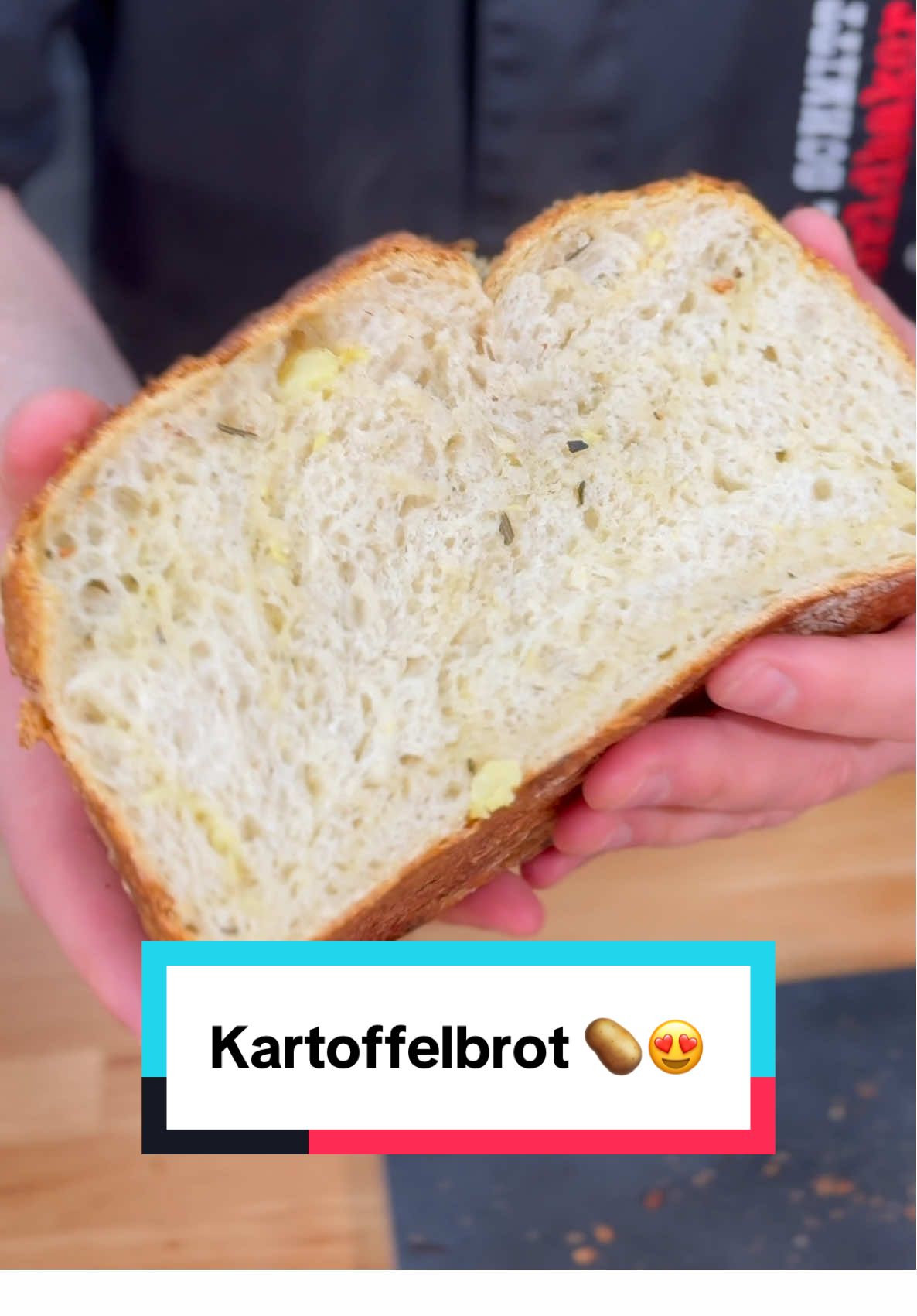 Wolltest du nicht schon immer mal so ein richtig geiles Kartoffelbrot backen? 🥔🔥 So gelingt‘s – einfach und schnell! ⠀  Das Rezept wird im Video eingeblendet 👀 ⠀  #Kartoffelbrot #Brot #BrotBacken #backen #Rezept #Rezepte #Food #EinfachBacken #Anleitung #HomeBaking #AxelSchmitt #Brotsommelier #WorldBaker