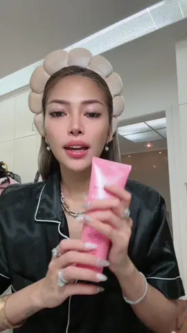 Amoy pa lang ang yummy na - classy and elegant! It’s the perfect partner to CC intense whitening soap, with UV-A and UV-B protection, plus SPF 50!  It’s packed with nourishing ingredients, making it super moisturizing and brightening. Cooling effect na calming, hindi malagkit! And with the brightening booster, it’s all about that glow. ✨