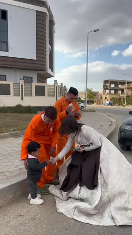 بنت بتهرب يوم فرحها وبتعرض عرض غريب جدا علي عامل النظافة 😱