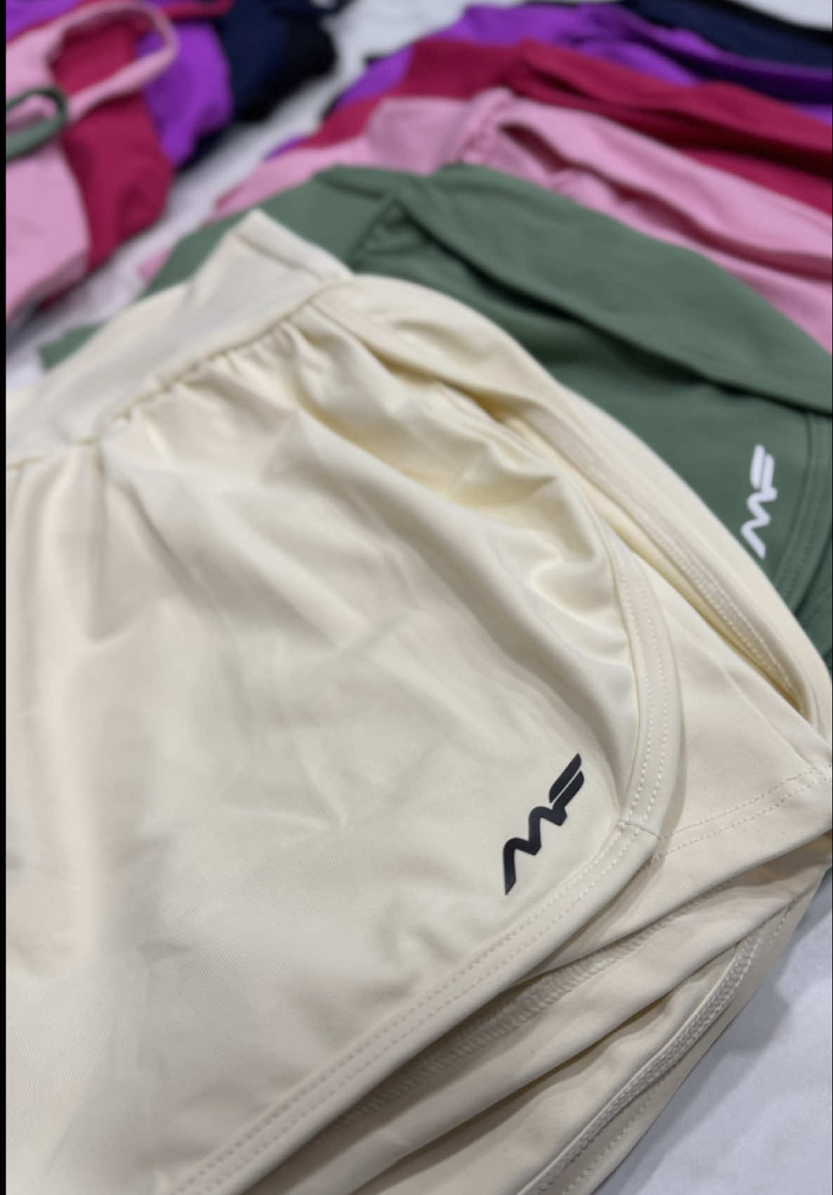 Ele voltou: Conjunto de Short Duplo Ability 🥰 Disponível em cores altamente vendáveis, suas clientes vão querer um de cada 🎨 Ele é rico em detalhes:  ✨ Top mais composto na frente, com alças finas e fecho metálico super elegante. ✨ Short duplo com cós alto e acabamento em viés. Sem falar no leve efeito franzido que proporciona um charme único. 🏃🏻‍♀️ Não perca tempo e antecipe o seu pedido! Acesse o site e compre de forma 100% prática e segura. #modafitness #foyoryoupage #fornecedoresatacado #viral #modafeminina #fouryou #shortduplo 