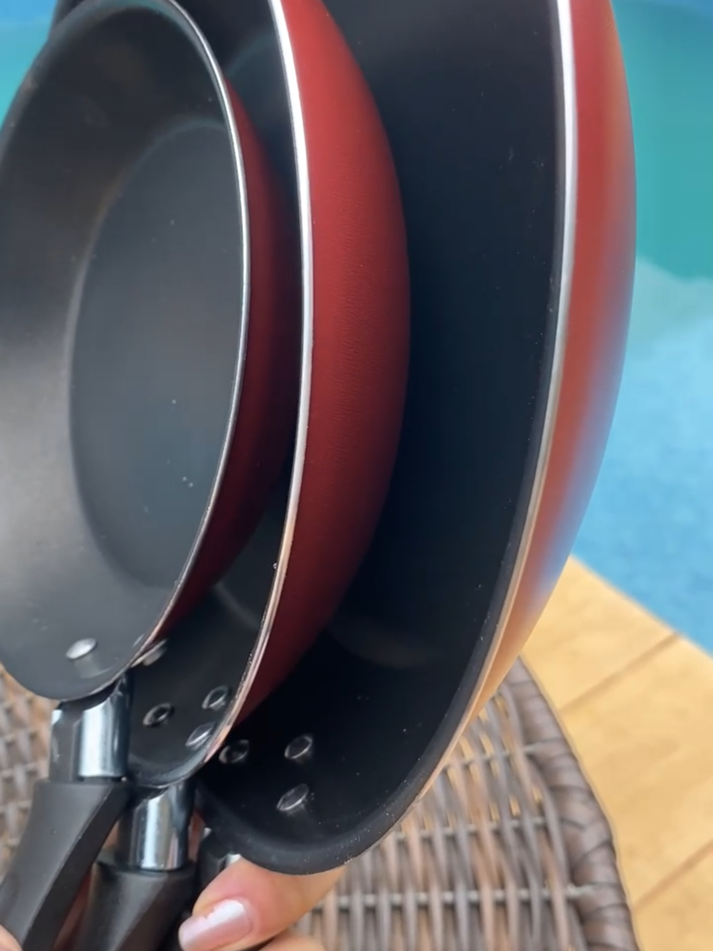 🫕👩🏻‍🍳  Jogo de Frigideiras Tramontina Linz com Revestimento Interno e Externo em Antiaderente Starflon Max Vermelho 03 Peças   🔥  R$119,99  🫕  O jogo de frigideiras Tramontina Linz com revestimento interno e externo em antiaderente Starflon Max vermelho 03 peças vai conceder maior praticidade e versatilidade para o preparo das suas refeições. Suas peças são desenvolvidas com corpo de alumínio com espessura que proporciona cozimento rápido e uniforme e contam com revestimento interno e externo de antiaderente Starflon Max, material que evita que os alimentos grudem e as tornem fáceis de limpar. Os cabos são em baquelite antitérmico, material que oferece maior segurança durante o manuseio. Além de todas essas características, elas podem ir à máquina de lavar louças e vão deixar seu dia a dia na cozinha muito mais fácil! 🫕  Corpo de alumínio com espessura que proporciona cozimento rápido e uniforme. Revestimento interno e externo de antiaderente Starflon Max que não gruda, é fácil de limpar, mais durável e não é prejudicial à saúde, pois é livre de PFOA. Cabos de baquelite antitérmico que oferecem segurança durante o manuseio. Podem ir à máquina de lavar louças facilitando seu dia a dia. 💙 Tem na HP Matão 📞 Fone: 16 3382-1856 📲 Whatsapp: 16 981218674