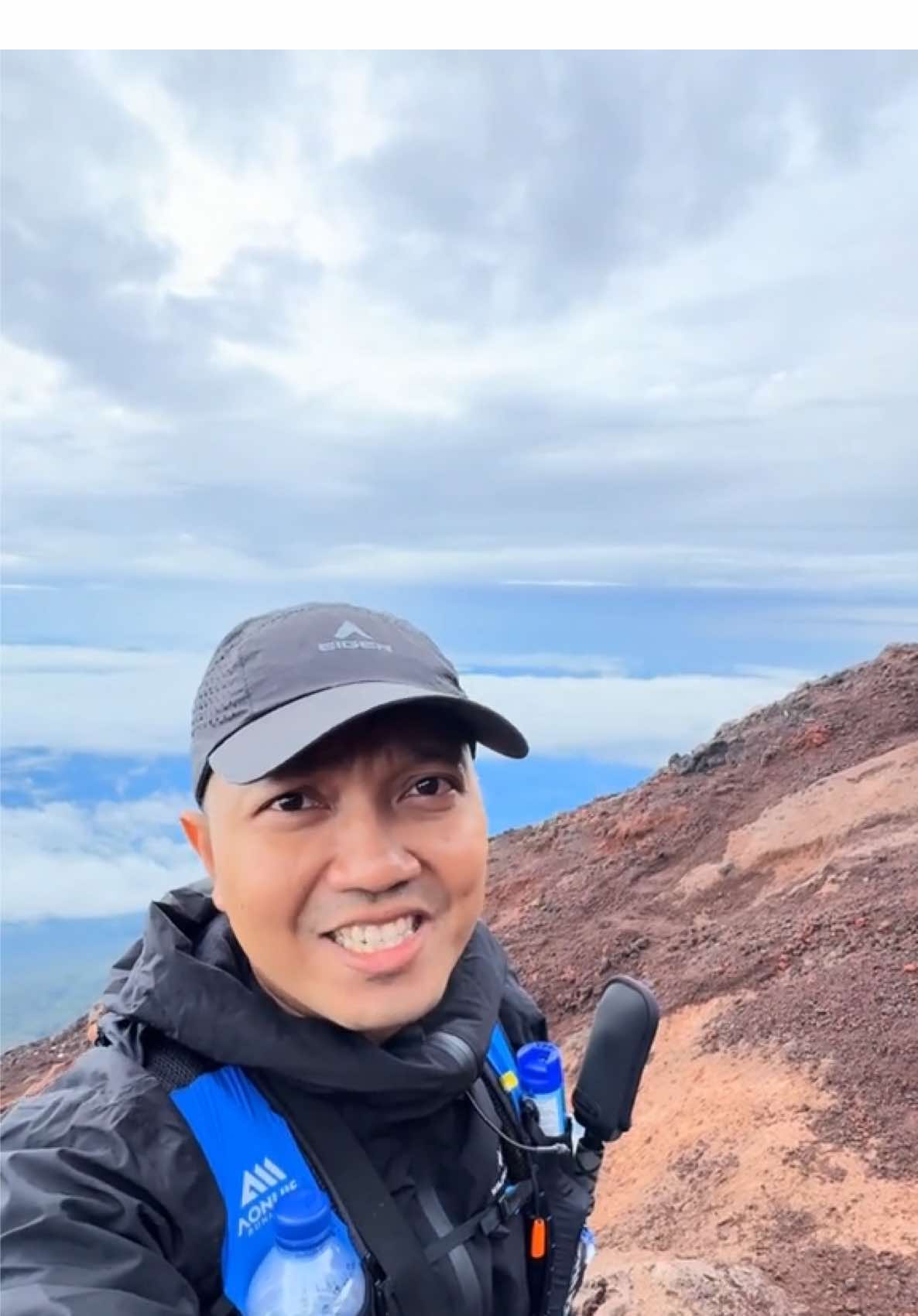 Gunung Slamet memiliki ketinggian mencapai 3,428 meter di atas permukaan laut. Ketinggian ini juga yang kemudian menjadi dasar pemberian predikat sebagai ‘Atap Jawa Tengah. Gunung Slamet adalah gunung tertinggi di Jawa Tengah dan gunung tertinggi kedua di pulau Jawa, setelah Gunung Semeru. Gunung Slamet juga merupakan salah satu 