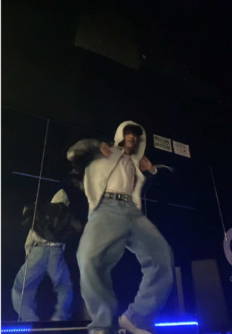 I always knew Ni-ki would slay this challenge🥵 #angelnumbers #dancechallenge #afro #ni_ki #enhypen #fyp 