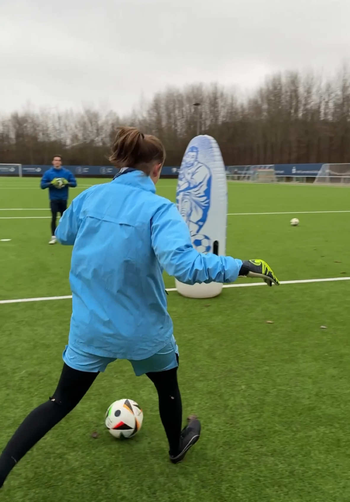 Nice and easy warm up drill for a big session ⚡️ #goalkeeper #goalkeepers #goalkeepertraining 