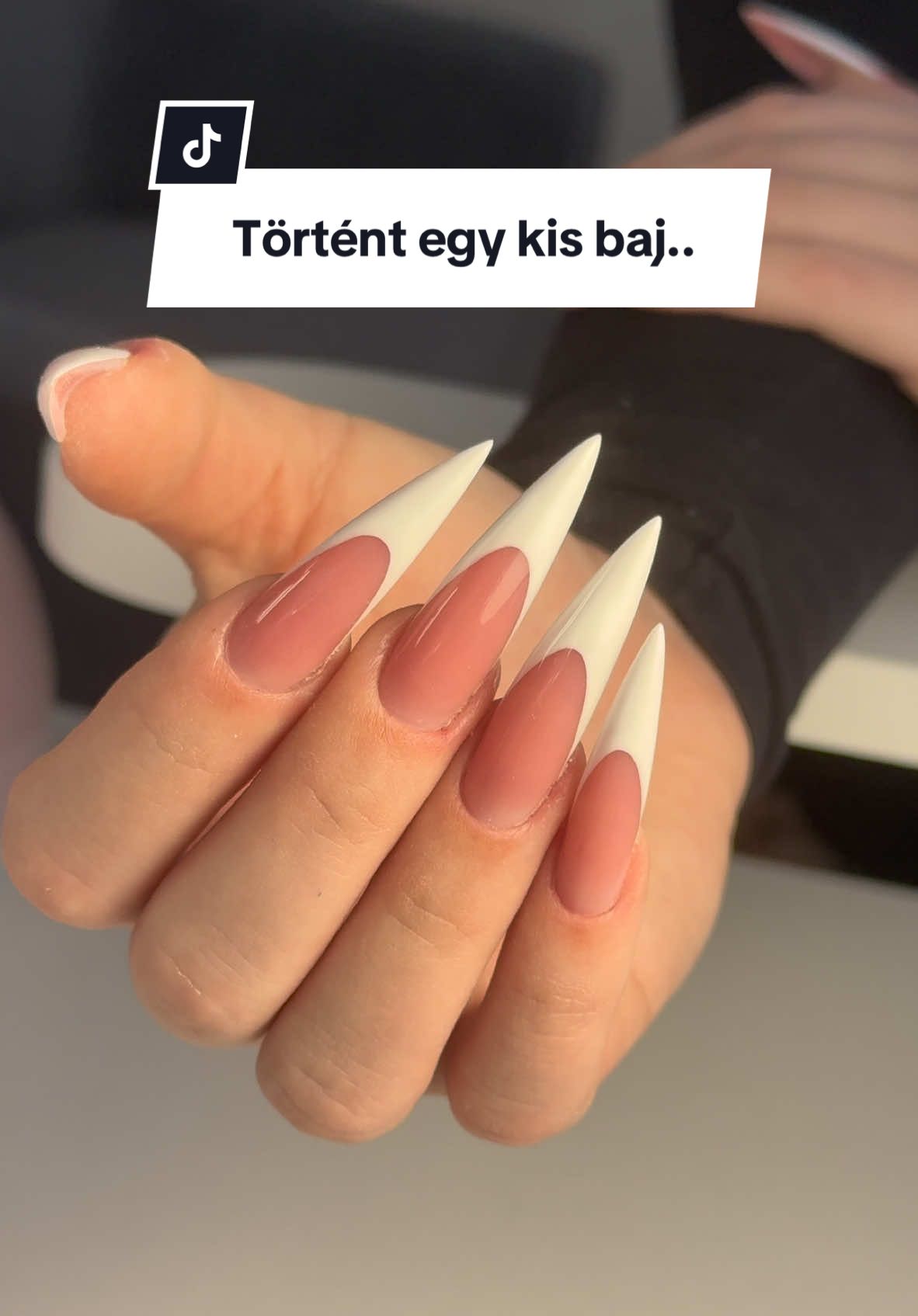 Egy kisujjal kevesebb, de ettől még ugyan úgy szép lett😴bár én felajánlottam, hogy csináljunk felrakhatós körmöt arra a picire, de végül így maradt🥹💅🏽 Hirdetés | felhasznált anyagok: @MarilyNails  🤍10% kedvezményért használd a Dominik10 kuponkódot🤍 #dominiknailart #longnails #kormosvagyok #marilynails #frenchnails #stilettonails #elegantnails #acrylgel #fakesituation⚠️ #fail 