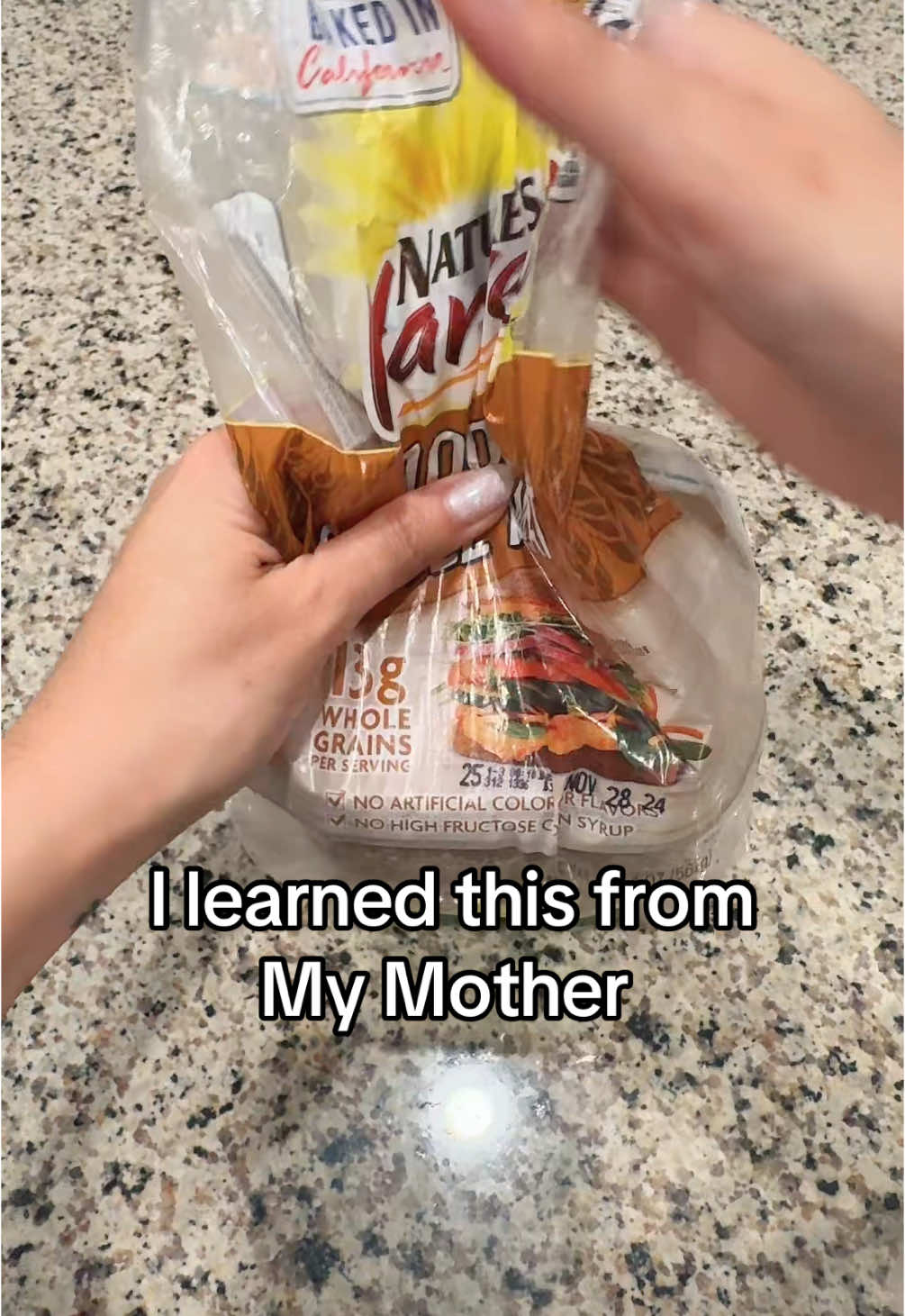 Hacks i learned from my Mother #banana #hacks #bananahacks #hacksandtips #hacklife #homehacks #momhack #kitchen #kitchenhack 