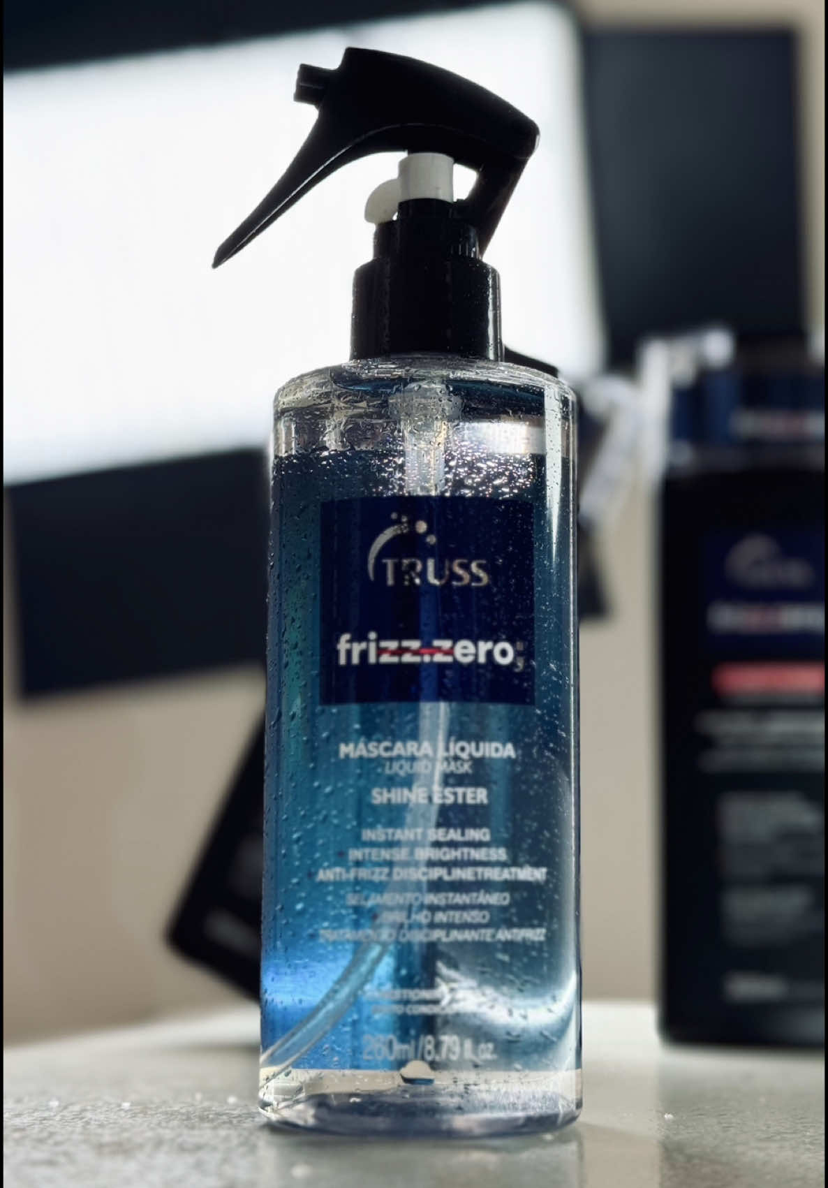 Você tem problema com frizz?  A linha frizz zero da Truss veio para acabar de vez com esse incômodo. Além de tratar os fios diariamente pelo seu poder nutritivo em sua composição, ele ajuda controlar o frizz e manter os fios mais disciplinados. @truss @truss_pro . #cabelo #truss #trussprofessional #hair #cabelosemfrizz 