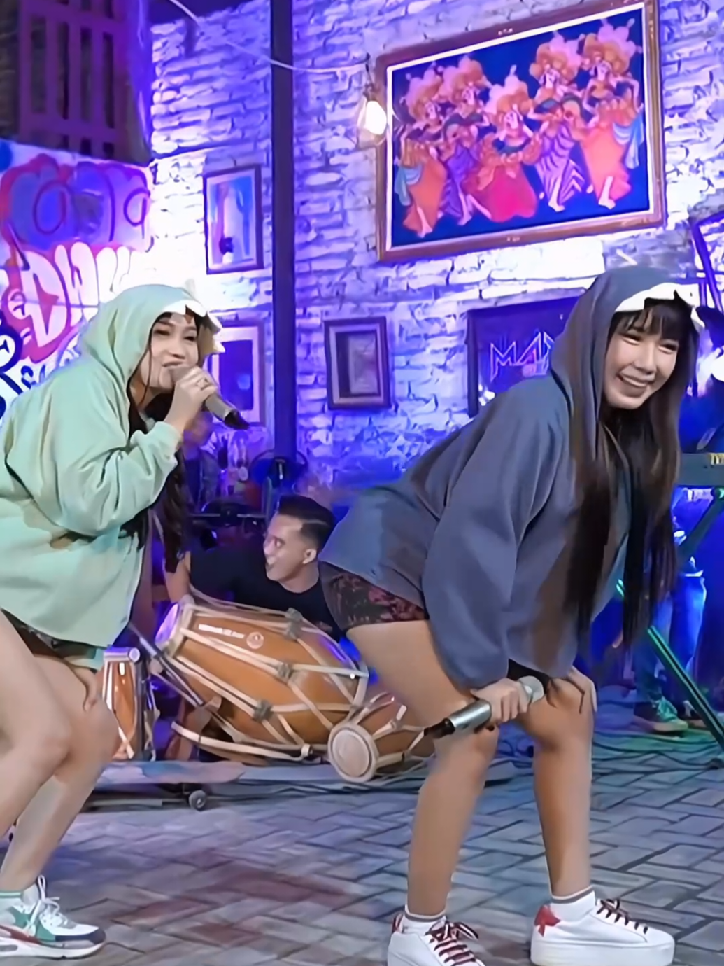 Ngertenono Ati - Vivi Olivia Ft. Anita Feronica(cover version) songwriter: Barajuzty GMLT source: YT VIVI OLIVIA OFFICIAL #viviolivia #anitaferonica #ngertenonoati #coverdangdutkoplo #trending 