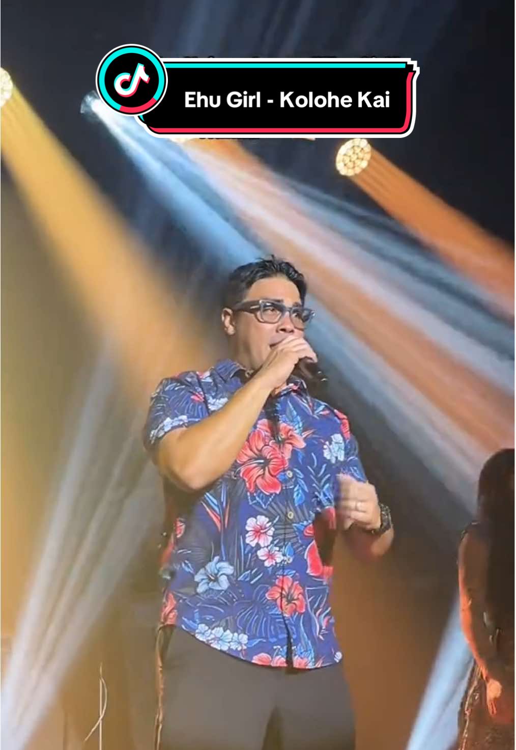 @Kolohe Kai performs “Ehu Girl” in their first ever concert show in the Philippines🤙🏼🇵🇭 #kolohekai #ehugirl #kolohekaimusic #cooldown #firstruelove #kolohekaiinmanila #samsunghall #concert #concertph #viral #fyp #foryou #foryoupage 