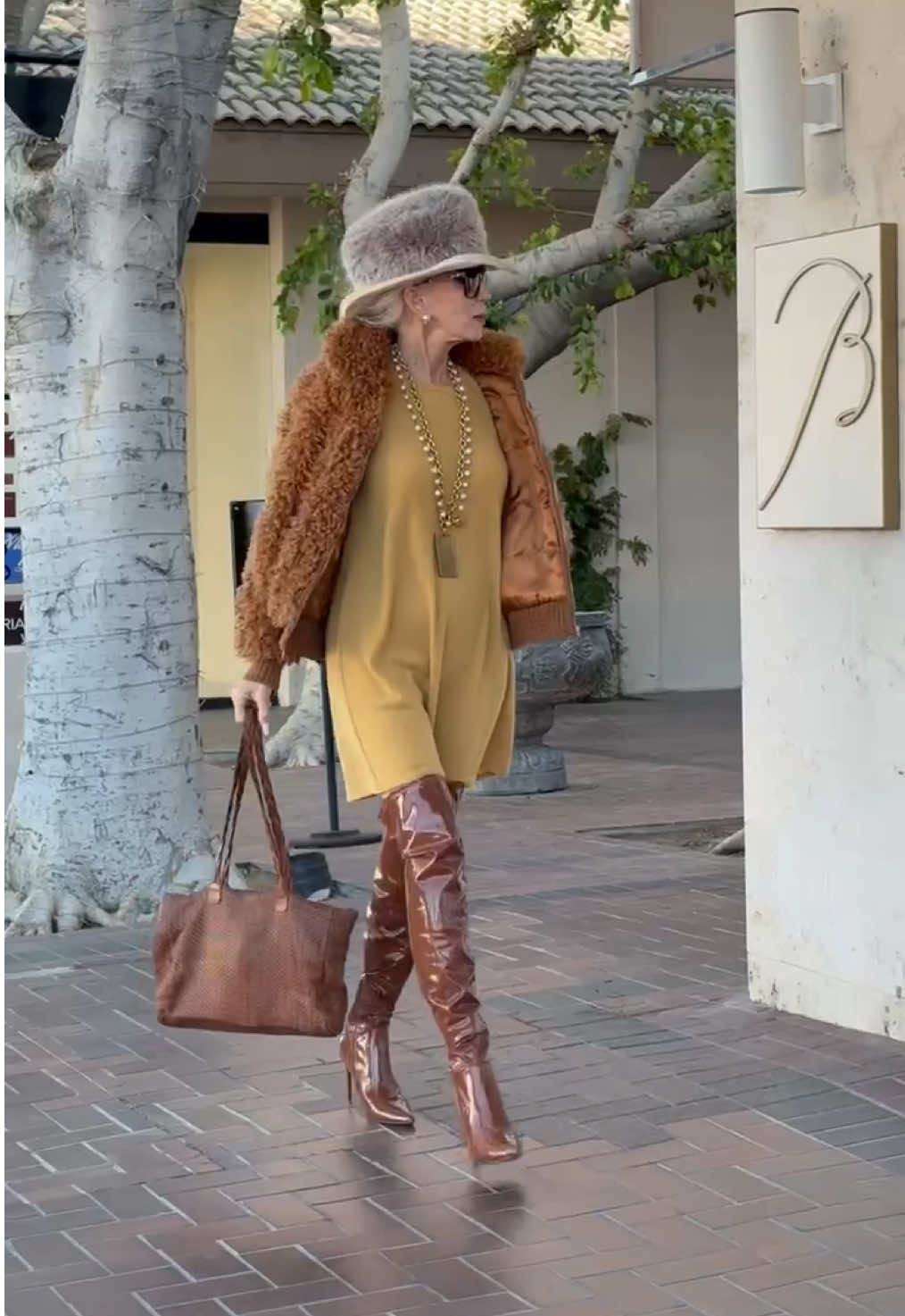 SHADES OF CARAMEL….. one of my new favorite colors which truly cast a spell when first seeing these “You can’t live without me!!!” boots from @stevemadden and this fun coat by @H&M ……. The imagery immediately began as my mind conjured each and every piece within my closet which just might suitably complement a look that would be great fun to share with you😃🥰😃🥰😃 . #styleover70 #highheelboots #fashionover70 #lifeisarunway 