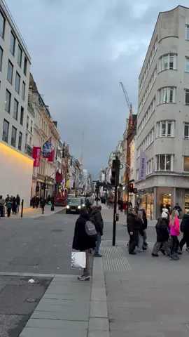 حركهالخليجيين فى لندن#لندن🇬🇧 بين مد وجزر ونلاحظ ذلك من خلال تواجدهم بالاسواق #والمقاهى #