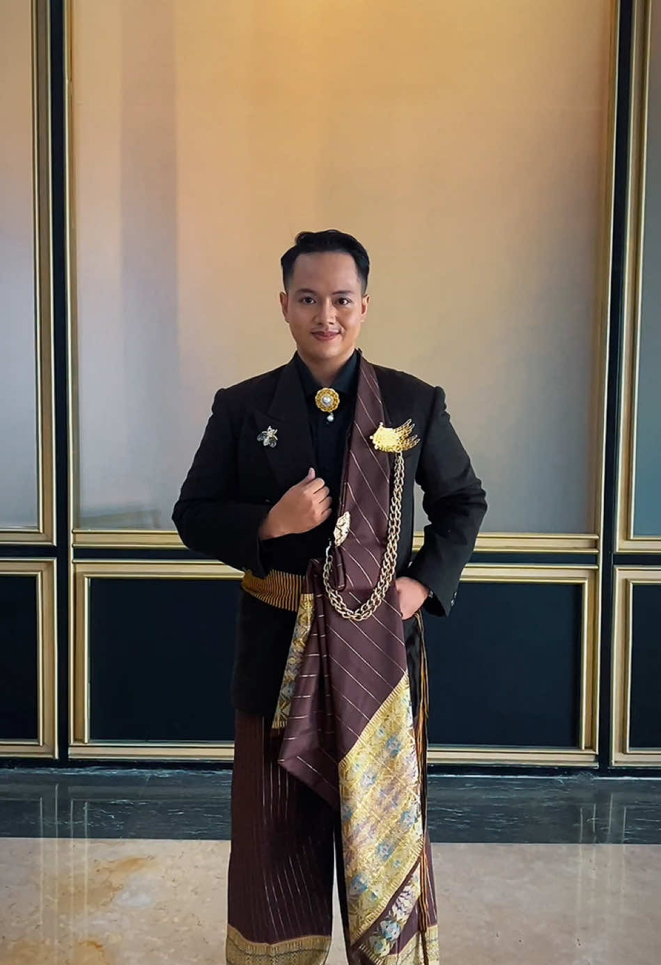 Proudly wearing “Lipa Sabbe” for MCing Grand Final Beauty Muslimah Indonesia 2025  Attire by Nusantara Fashion by Fernando Nox  #mcJogja #mceventjogja #mcbeautypgeant #culture #menswear #ethnicwear #fashion 