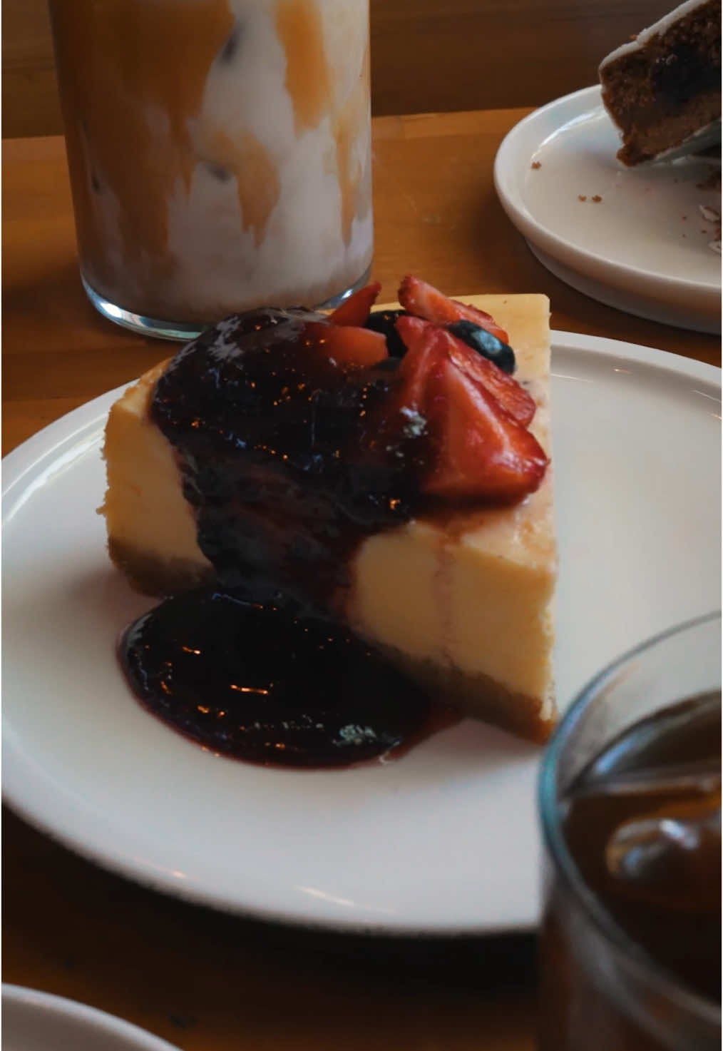 yo detras de la cámara? desesperada por comer todo 🫣🎥❤️ #coffee #merienda #argentina #filmmaker #freelancer #satisfying #Foodie #cheesecake 