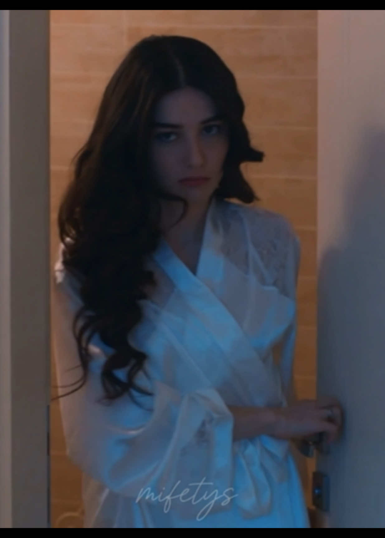 стесняшка Ойкю 🤍  #ozgegurel #turkishseries #serkancayoglu #турецкиесериалы #вишневыйсезон #kirazmevsimi #turkey 