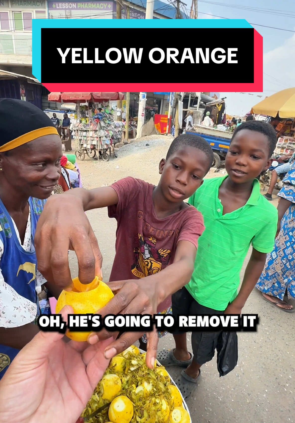 Eating a $0.32 yellow orange at the busiest market in Accra #streetfood #ghanatiktok🇬🇭  #westafrica 