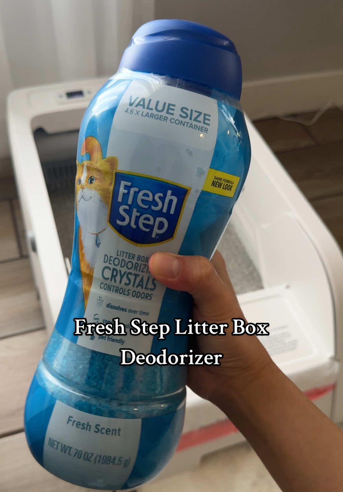 With 4 cats I’m always looking for ways to keep my house smelling fresh. This definitely helps keep the litterbox smells down! #freshstep #litterbox #odor #cats #litterboxhack #catmom #deodorizer 