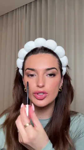 AD Create a super easy eye look with me using @lorealparisuk le shadow sticks 🤍🤎✨ #makeup #eyeshadow #easyeyeshadow