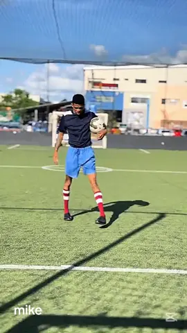 le coach et son meilleur tireur de pénalty 😂😂 #williamlast_krm #bizmike #100kviews #penalty #funnyy 