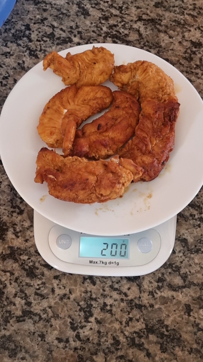 Você sabe quanto é 100g, 140g e 200g de peito de frango grelhado?  No vídeo, mostro como fica cada porção. Salva este vídeo para consultar quando precisar!   E me segue para mais dicas de nutrição e bem-estar! 💚   #NutriçãoPrática #DicasDeSaúde #AlimentaçãoSaudáv 