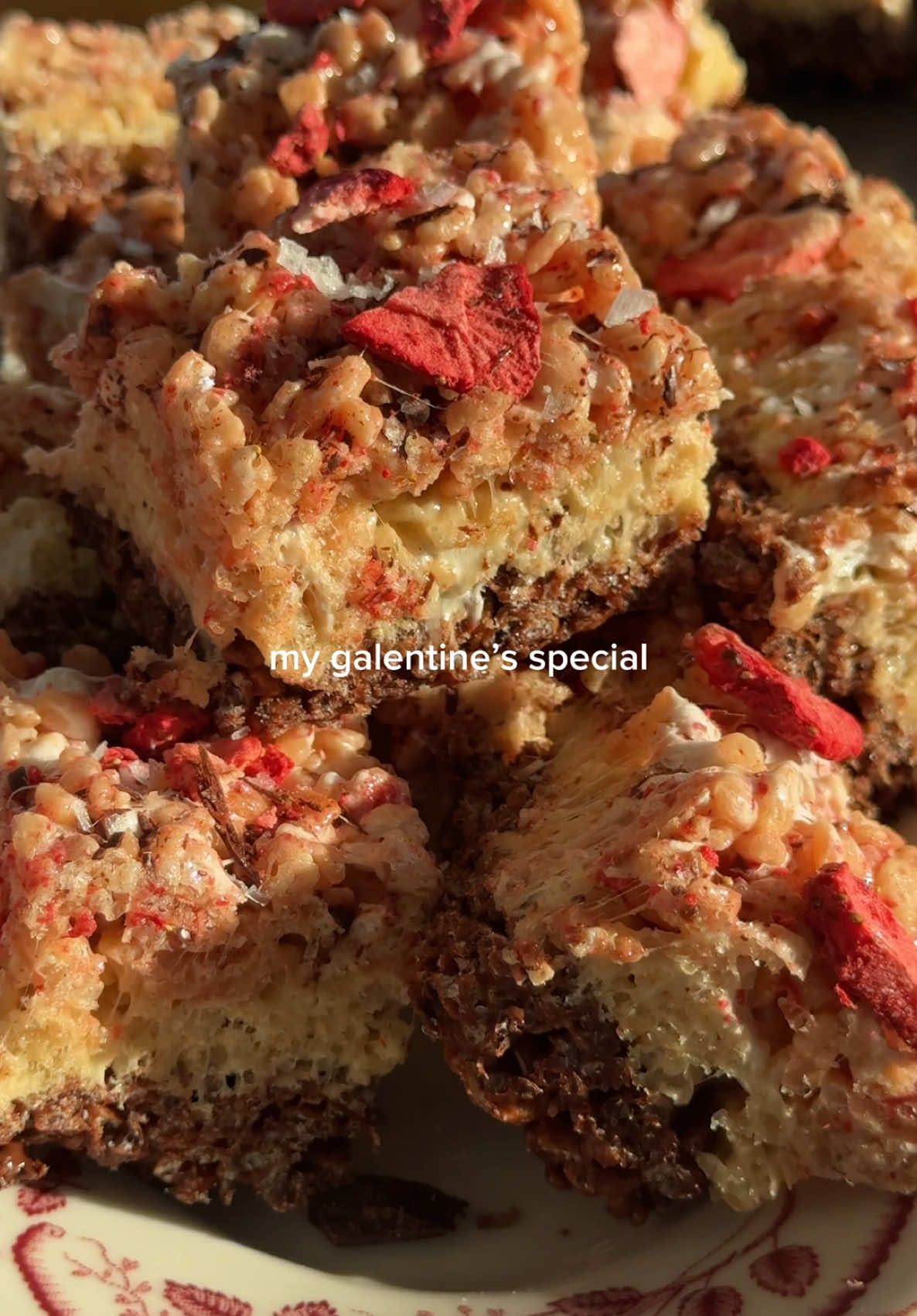 a galentines special returns 💋 starting off the week of recipes alllll for the girls - chocolate strawberry rice krispies! 3 layers of chocolate, vanilla + strawberry to hit every sweet spot you have xo  #ricekrispietreats #galentines #galentinesparty #valentinetreats 