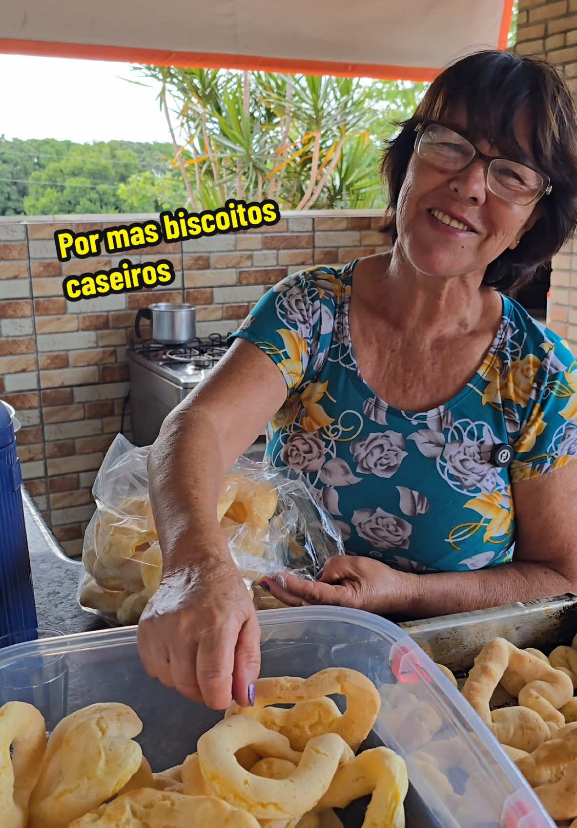 Na viajem muita gente me perguntou como faz pro biscoito ficar sequinho, se reduzir muito o óleo ele fica mas mole, e pra asar quando tiver quase bom abaixa o fogo pra ele secar mas, o biscoito sequinho pode guardar que ele mantém sequinho. #masbiscoitocaseiro #chacaracristal #biscoito 