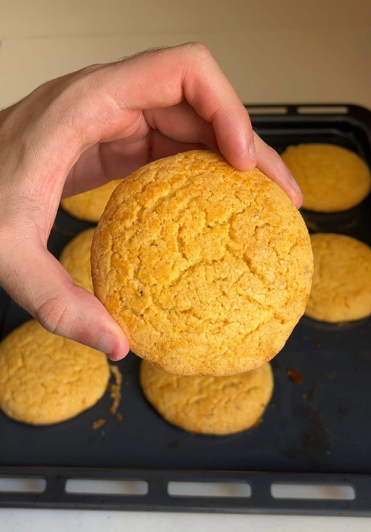 BROA DE MILHO 🌽  Ingredientes: 200g de farinha de trigo  200g de fubá de milho  200g de açúcar  10g de fermento químico em pó  1 colher de chá de erva doce (opcional) 150g de manteiga sem sal 2 ovos #receitasimples #receitasfaceis #receitas 