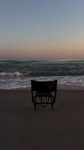 فكيفَ يلومني في حبِّ ليلى خليُّ القلبِ أدمعهُ جمودُ وإنْ فتى رمتهُ جفونُ ليلى وماتَ على الفراشِ هوَ الشهيدُ. #الأدب_الحساني #حمدي_ميارة