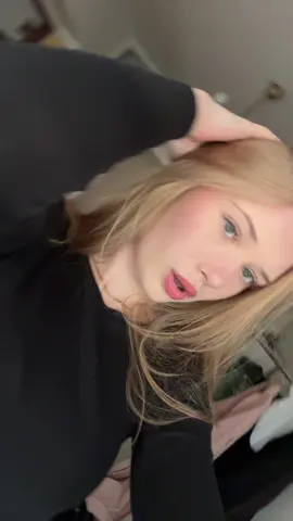 blonde girl with green eyes 🫶