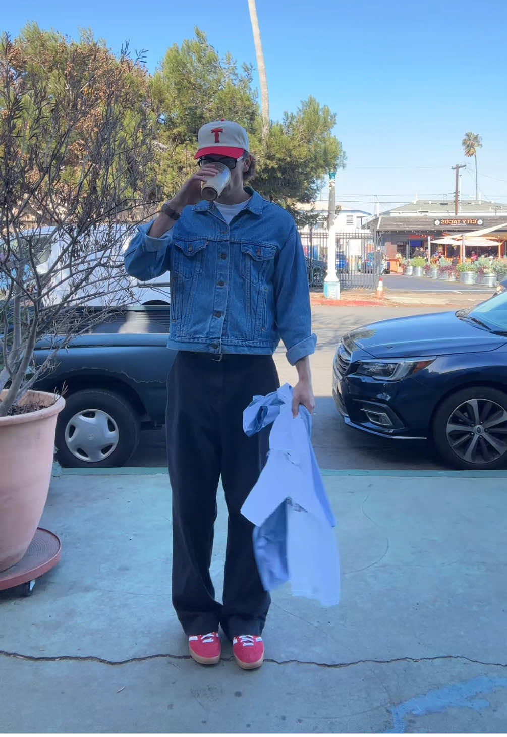 thrift + coffee ✅ 90s Levi’s jacket ✅ gonna read 😁 #outfitinspo #OOTD 