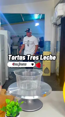 DELICIOSA TORTA TRES LECHE CON UN TOQUE SABROSO DE FRESAS🍓😋 Si quieres esta receta comenta” FRESAS” y yo mismo te la envío✅🩷 #tortas #tresleches #fresas #tortas #videoviral #viral_video #promo #viralditiktok 