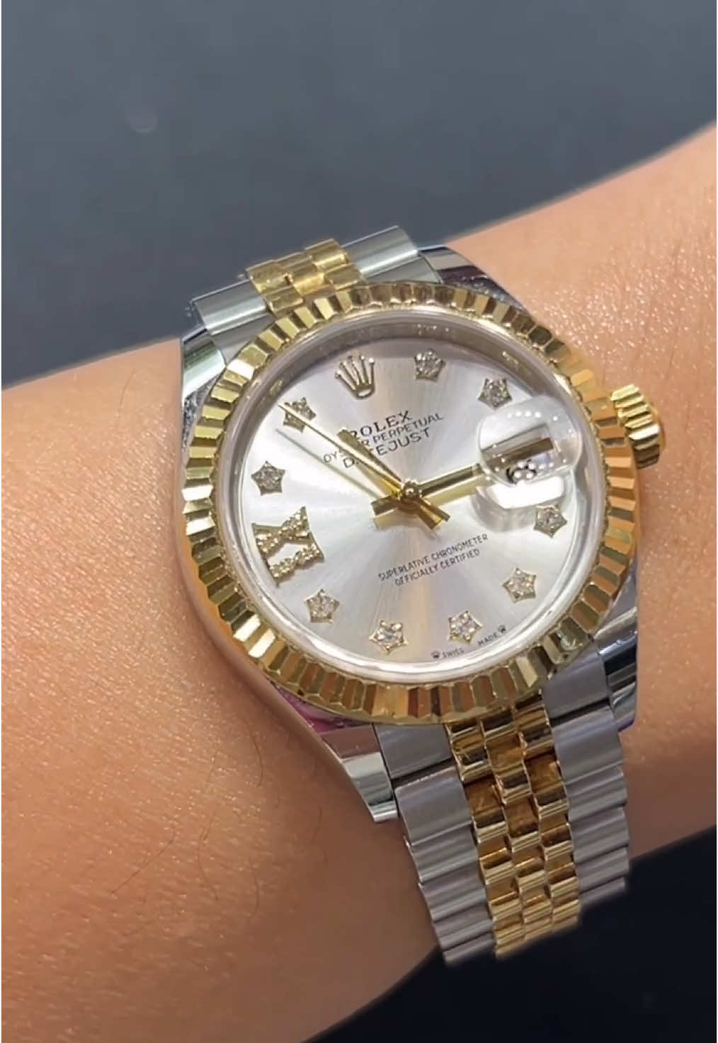 For the ladies who adore used and vintage timepieces, this 1999 Rolex 279173 Lady-Datejust 28mm is a true classic. ✨ Featuring a Two-Tone design, Silver Star Diamond IX Roman Dial, and Jubilee Bracelet, it’s a timeless beauty with a story to tell. #VintageRolex #RolexLadyDatejust #279173 #TimelessElegance #LuxuryForHer #JubileeBracelet #DiamondDial #TwoToneRolex #ClassicBeauty #PreOwnedRolex #LuxuryWatches