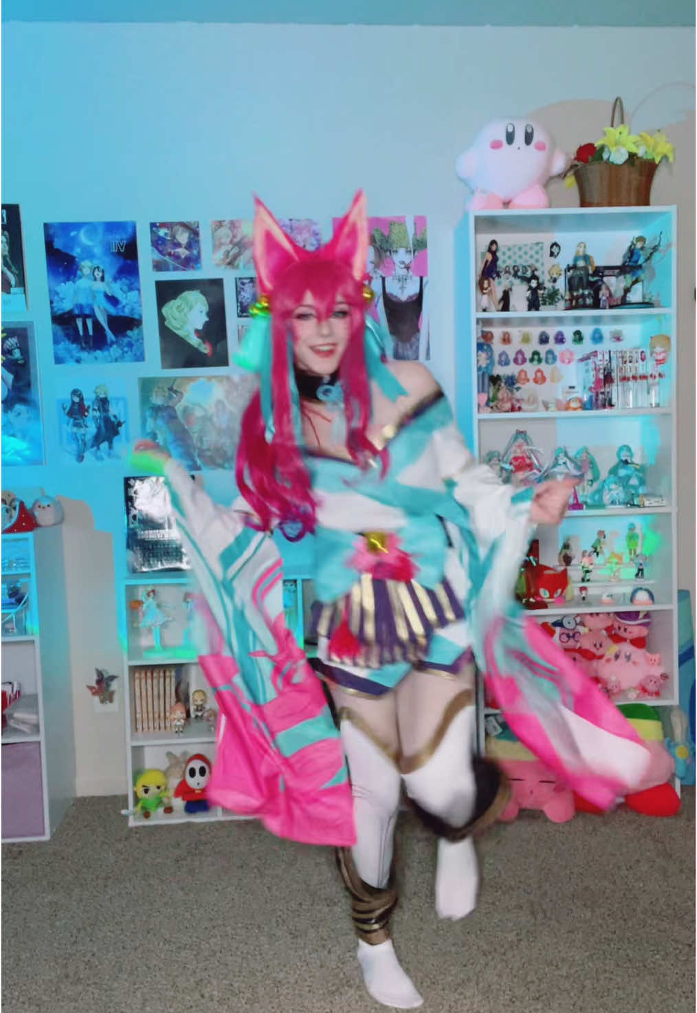me under tower waiting for minions #leagueoflegends #ahricosplay 