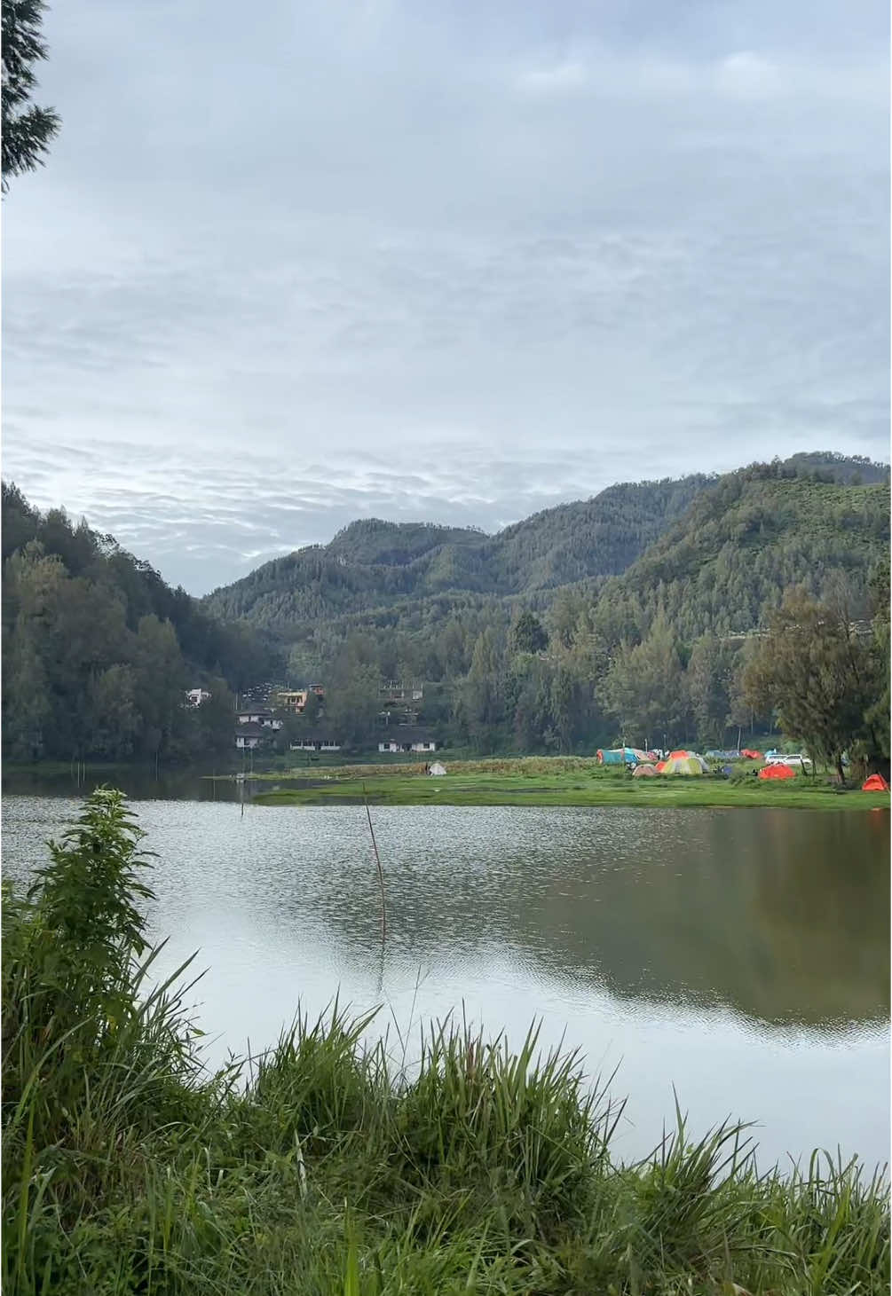 Mencoba camping di Ranu Pani yang memiliki view sangat indah kayak di negara Swiss.  Suhunya benar2 dingin, mencapai 8 derajat saat malam hari. Akses jalan menuju Ranu Pani sangat ekstrim penuh tanjakan curam namun semua terbayar saat sampai ditujuan. Review dan vlog lengkap ada di youtube kami : Agus Setiawan Official #camping #ranupani #jawatimur #lumajang 